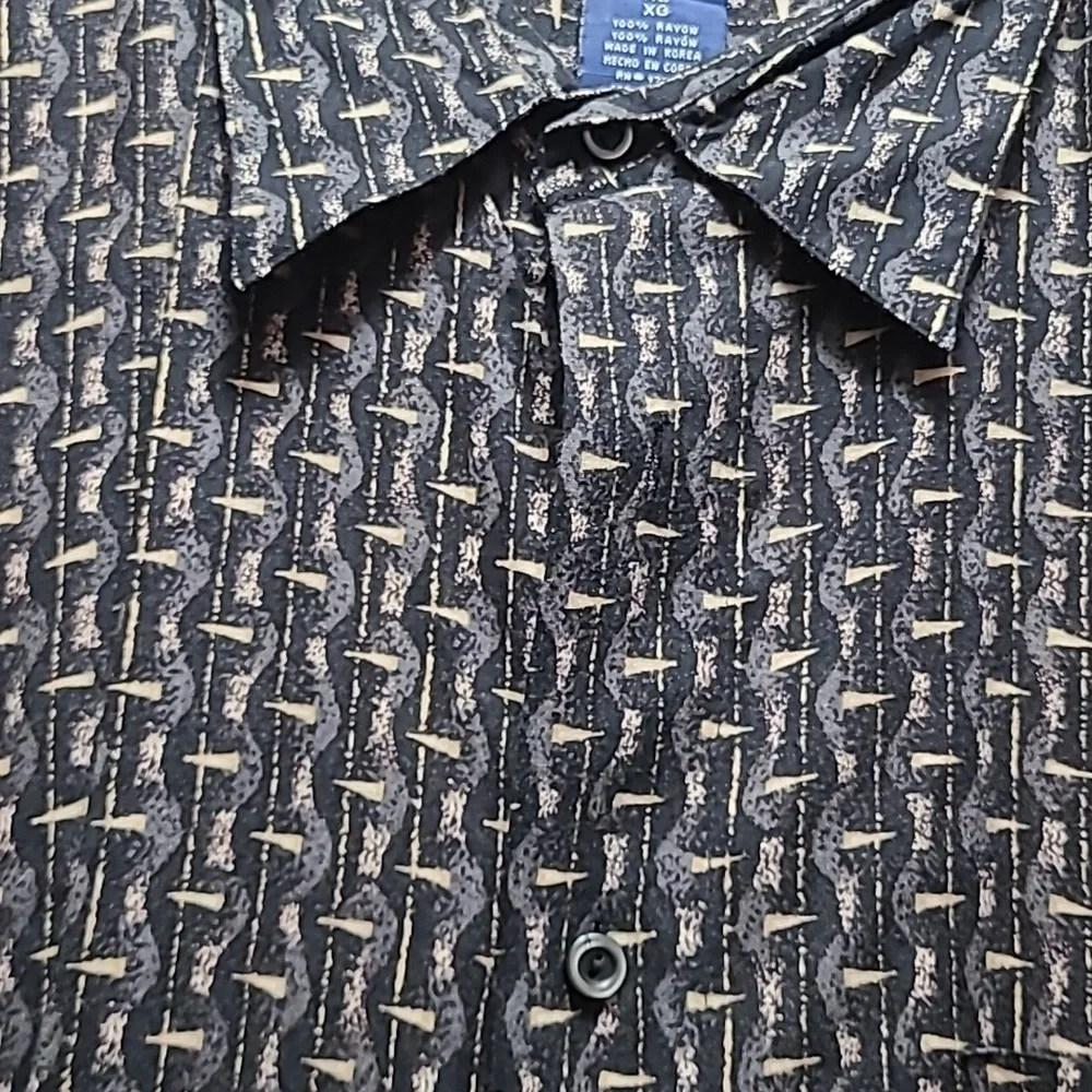 Men's Short Sleeve Button Down Shirt - Picture 4 of 5